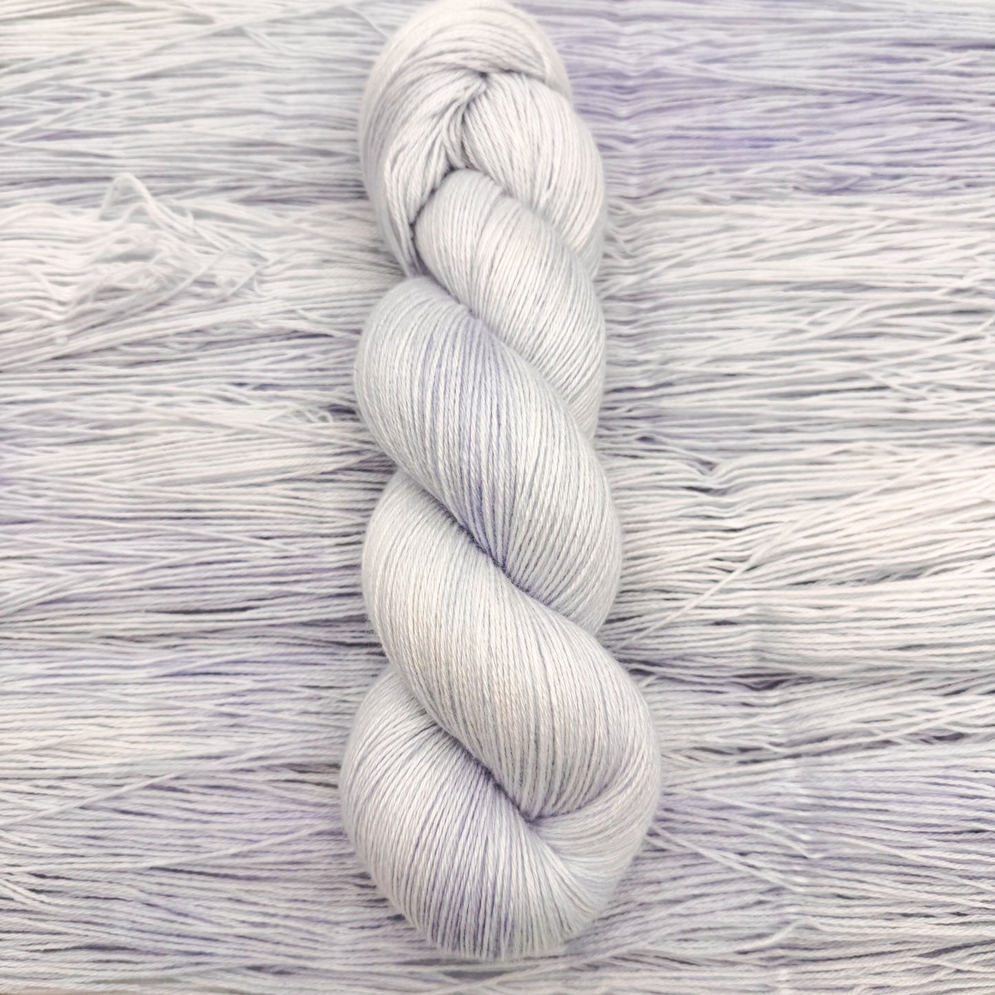 Håndfarvet minkgarn i farven IceBlue – blødt luksusgarn fra A Knitters World