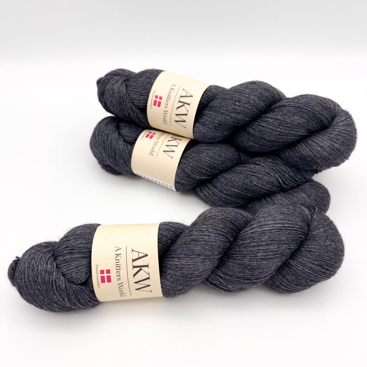Handfärgat minkgarn i färgen Mörk natt – mjukt lyxgarn från A Knitters World