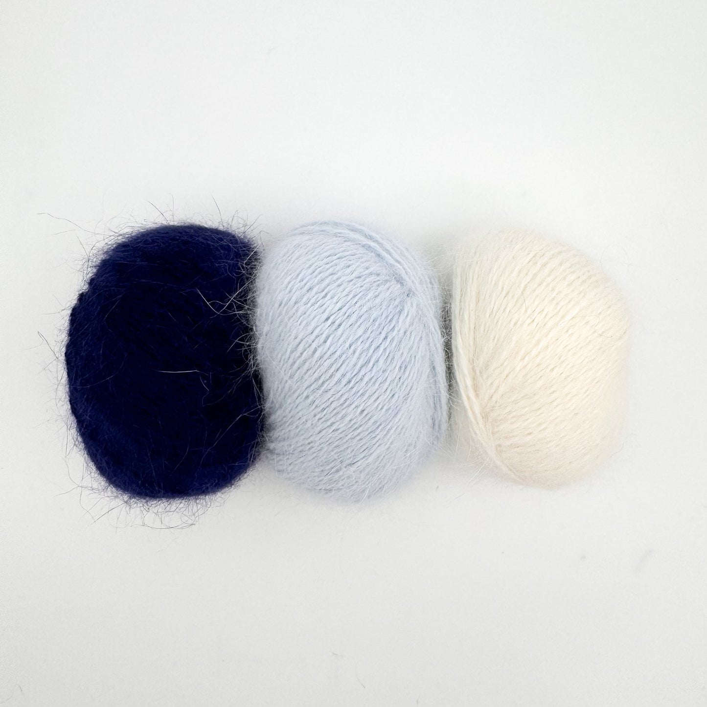 Fluffy angora garn i farven Black – AKW Skala B luksusgarn fra A Knitters World