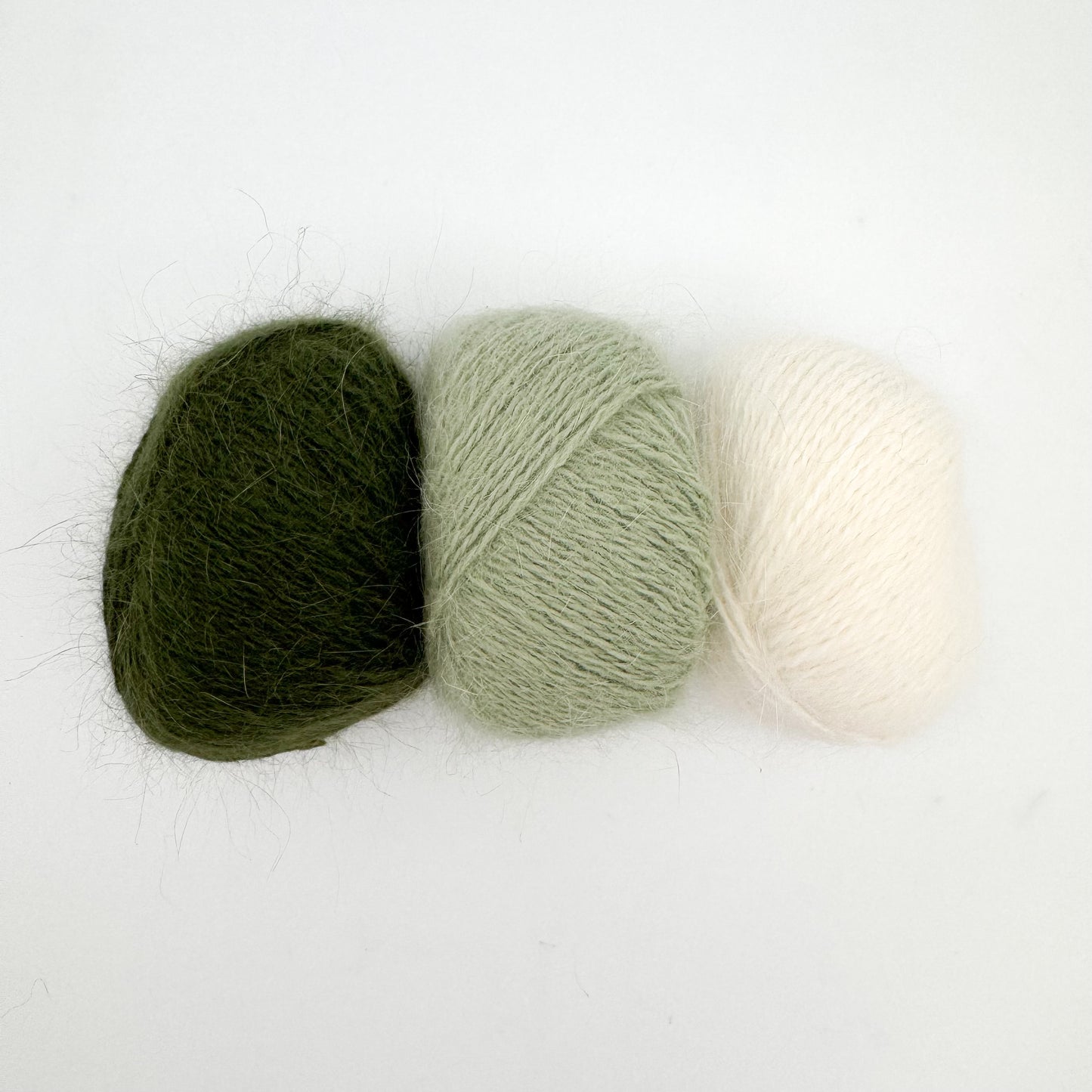 Fluffy angora garn i farven Sage Green – AKW Skala B luksusgarn fra A Knitters World