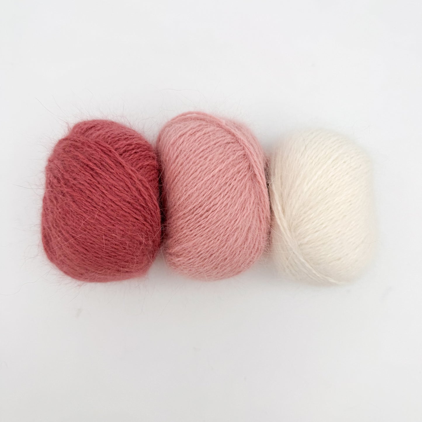 Fluffy angora garn i farven White – AKW Skala B luksusgarn fra A Knitters World