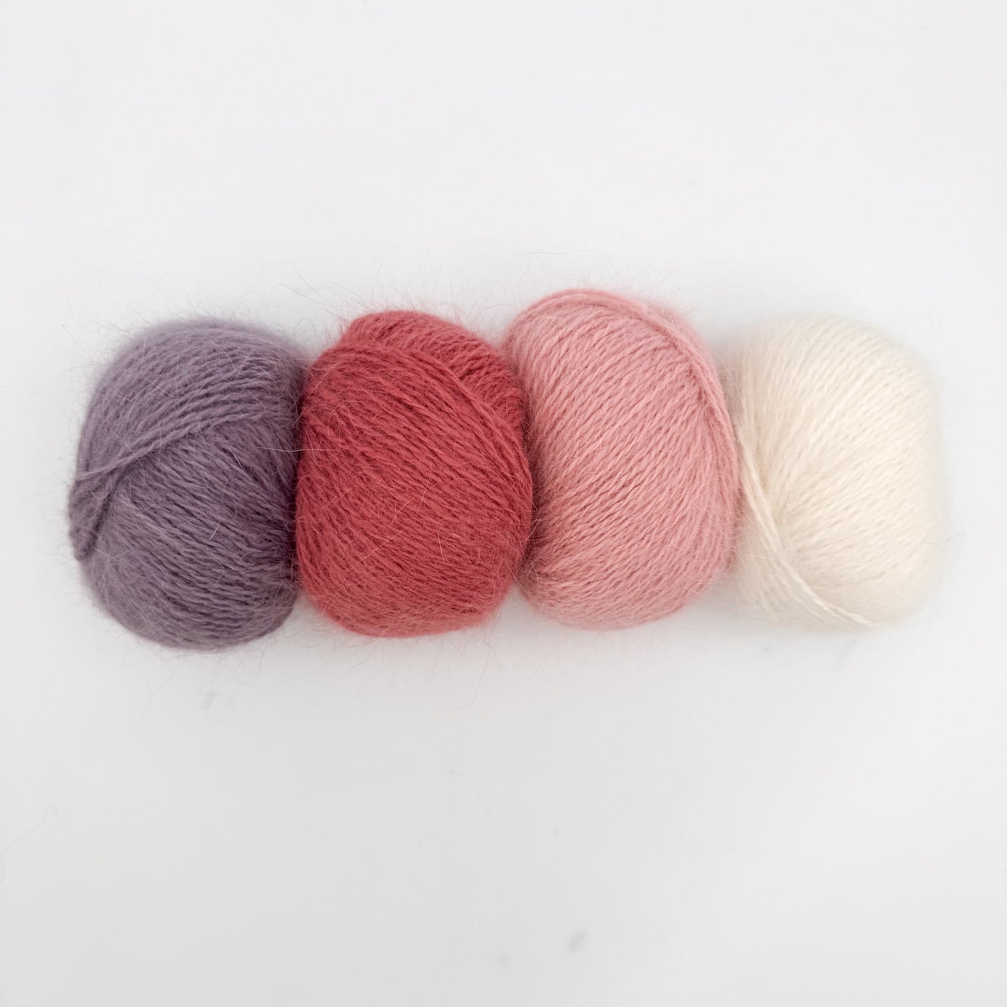 Fluffy angora garn i farven White – AKW Skala B luksusgarn fra A Knitters World