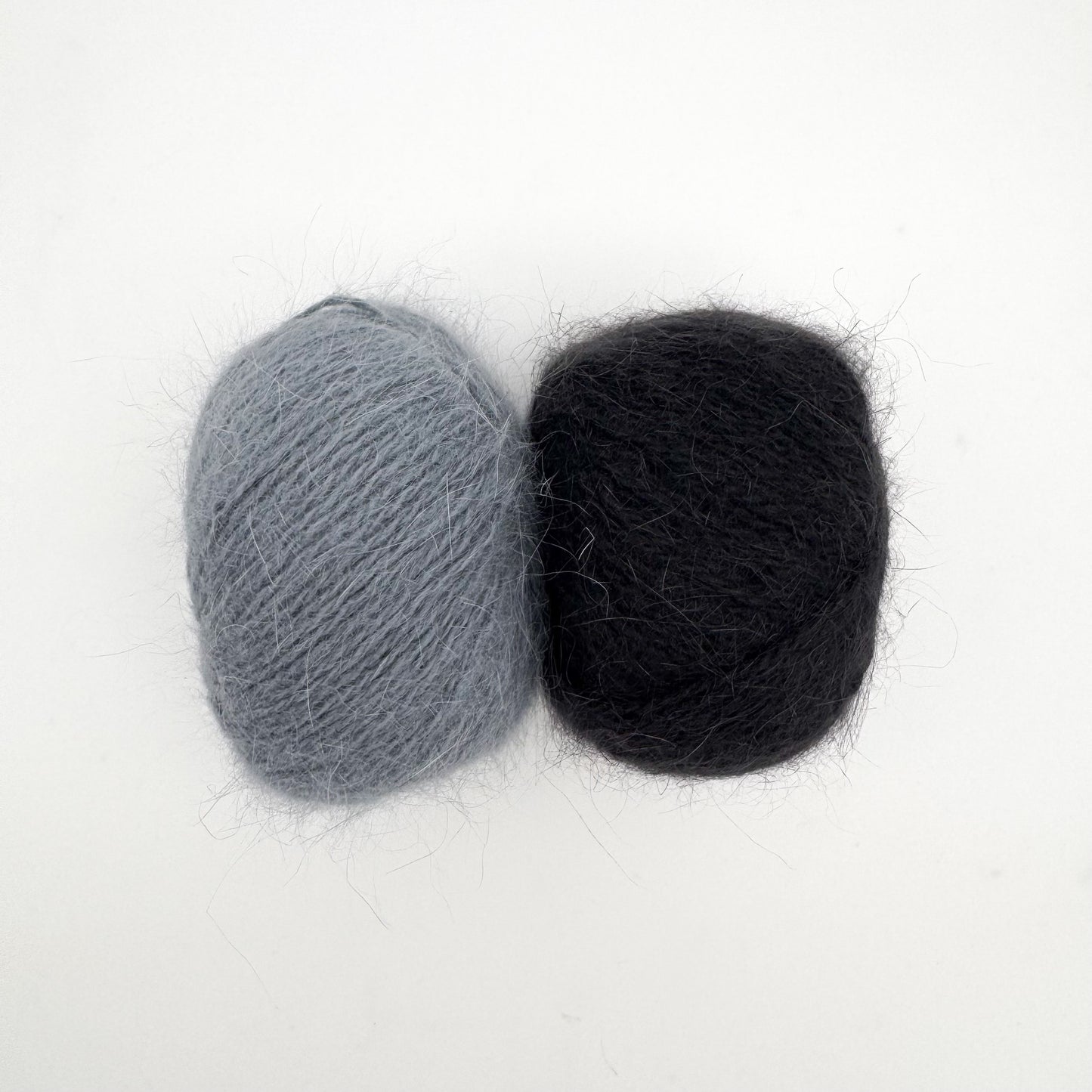 Fluffy angora garn i farven Black – AKW Skala B luksusgarn fra A Knitters World