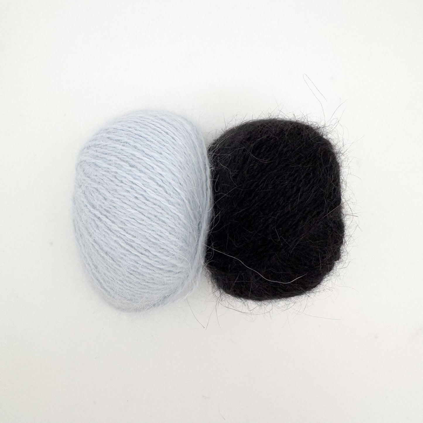 Fluffy angora garn i farven Black – AKW Skala B luksusgarn fra A Knitters World