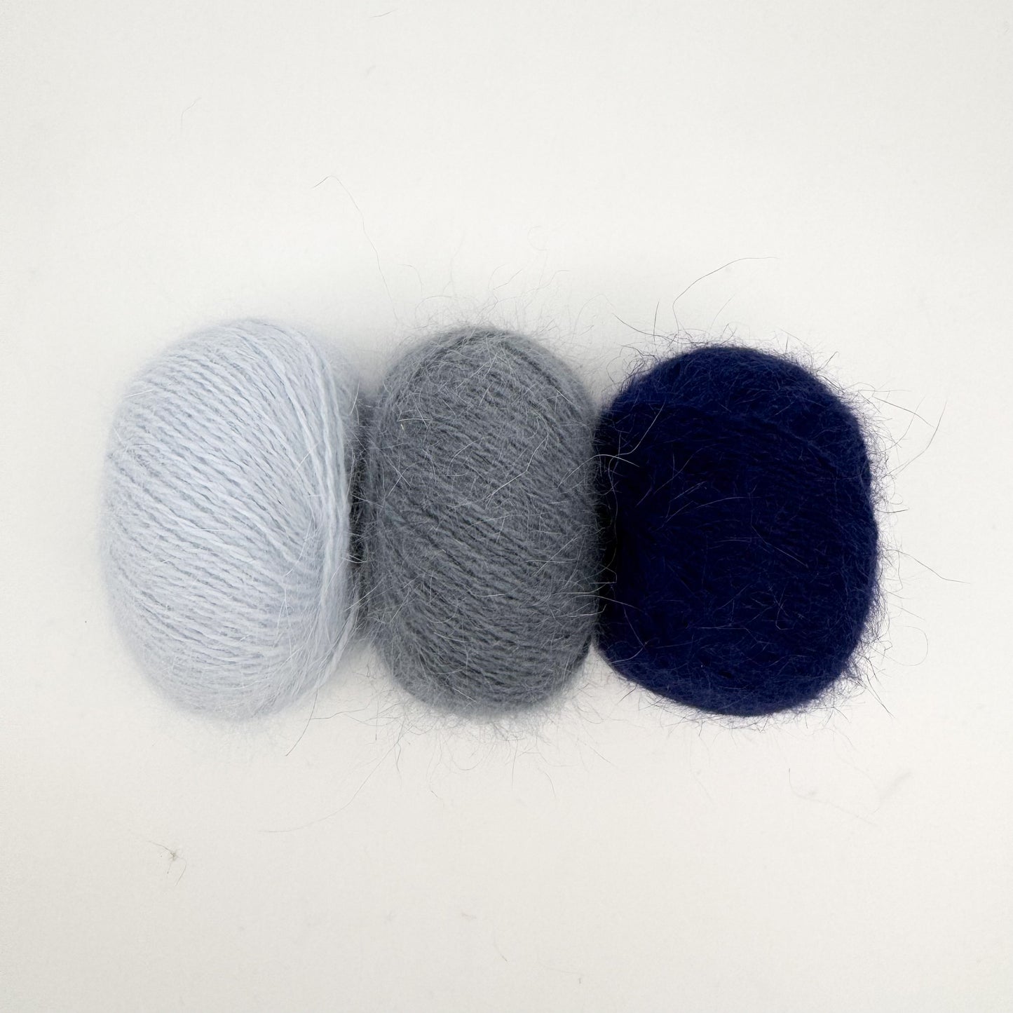 Fluffy angora garn i farven Ice Blue – AKW Skala B luksusgarn fra A Knitters World