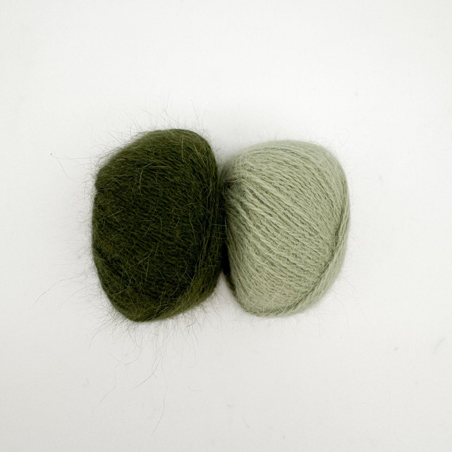 Fluffy angora garn i farven Forest Green – AKW Skala B luksusgarn fra A Knitters World