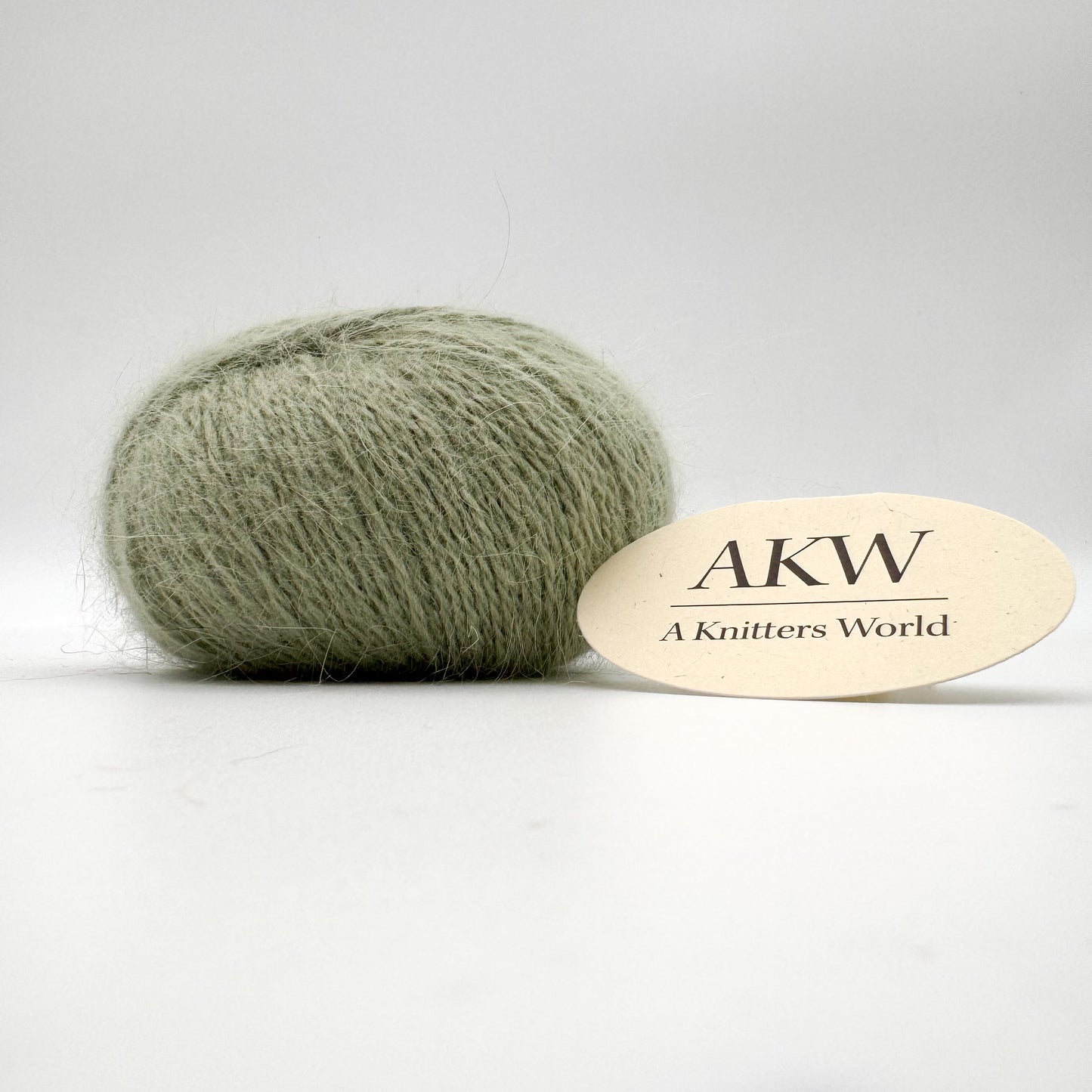 Fluffy angora garn i farven Sage Green – AKW Skala B luksusgarn fra A Knitters World