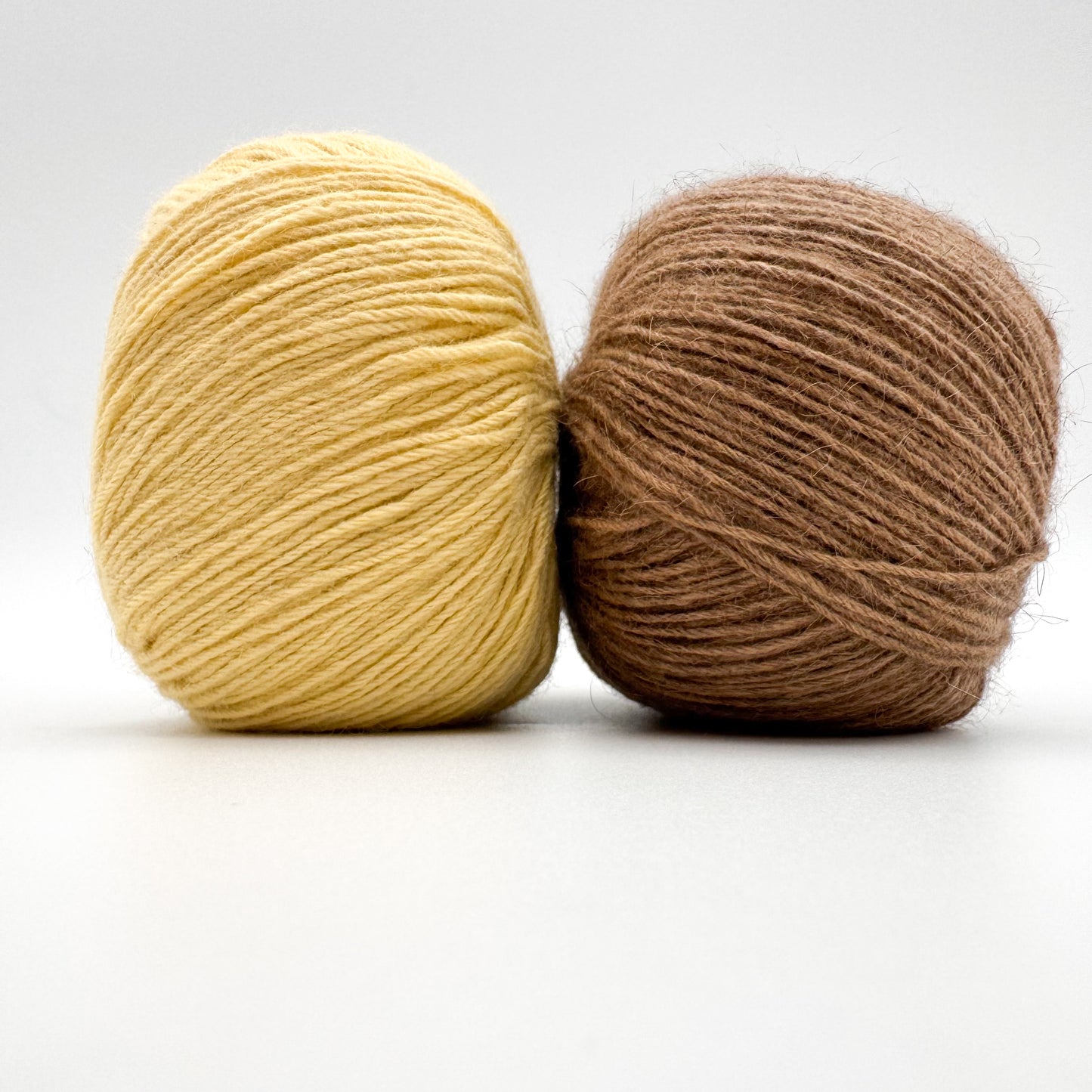 Possum garn i farven Pale Yellow – AKW Skala A luksusgarn med cashmere og mulberry silke