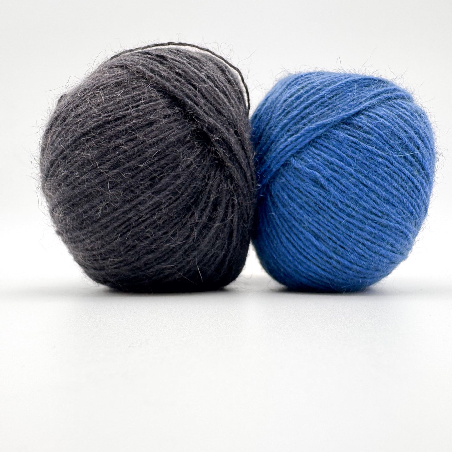 Possum garn i farven Royal Blue – AKW Skala A luksusgarn med cashmere og mulberry silke