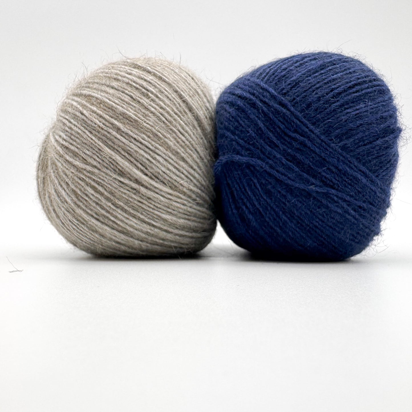 Possum garn i farven Navy Blue – AKW Skala A luksusgarn med cashmere og mulberry silke