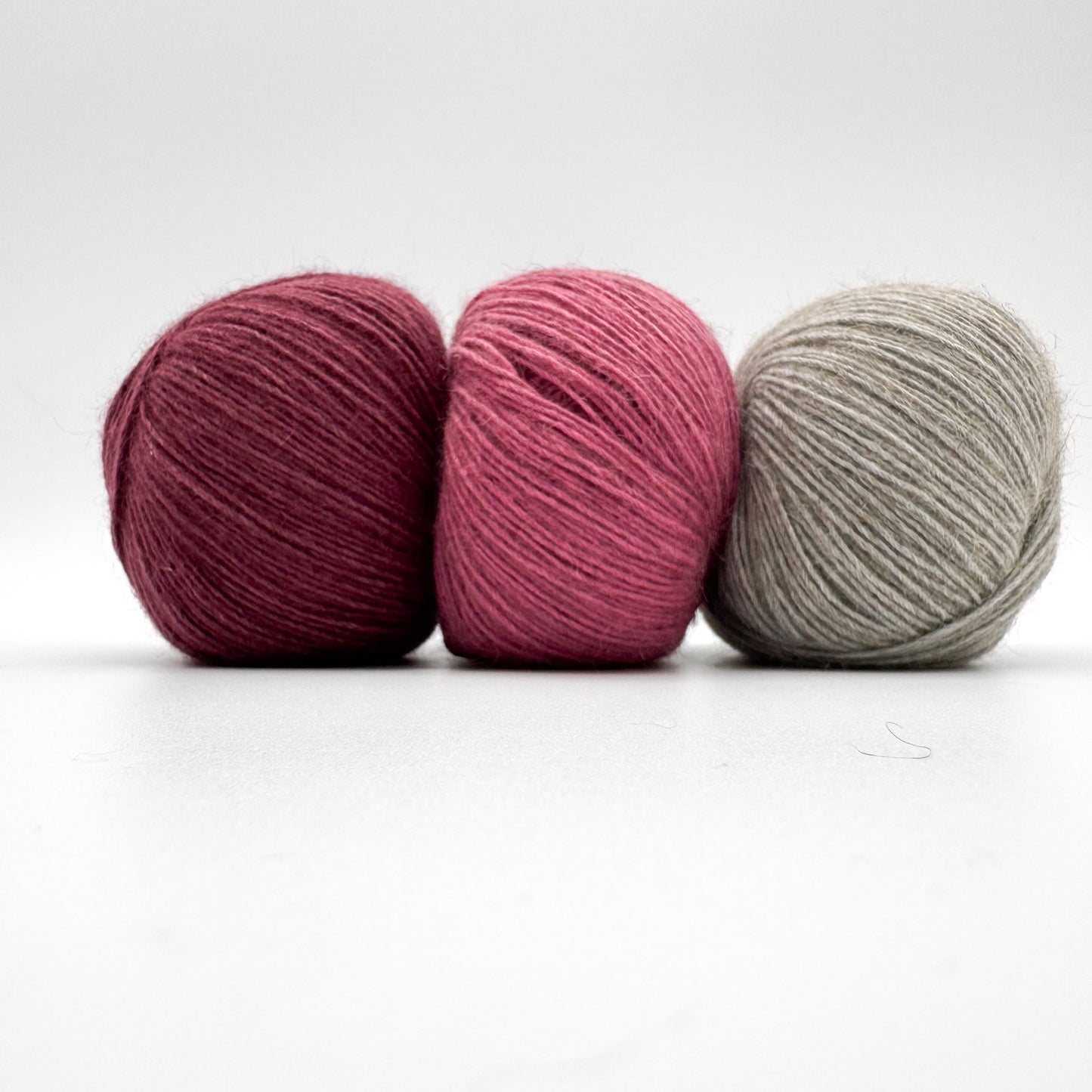 Possum garn i farven Rasberry – AKW Skala A luksusgarn med cashmere og mulberry silke