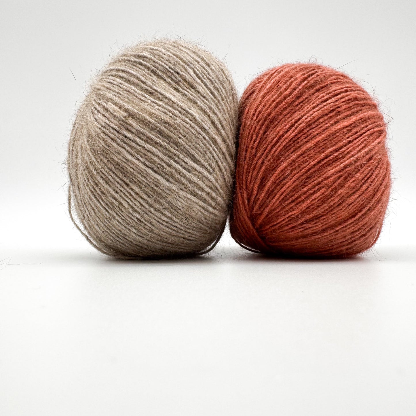 Possum garn i farven Dusty Coral – AKW Skala A luksusgarn med cashmere og mulberry silke