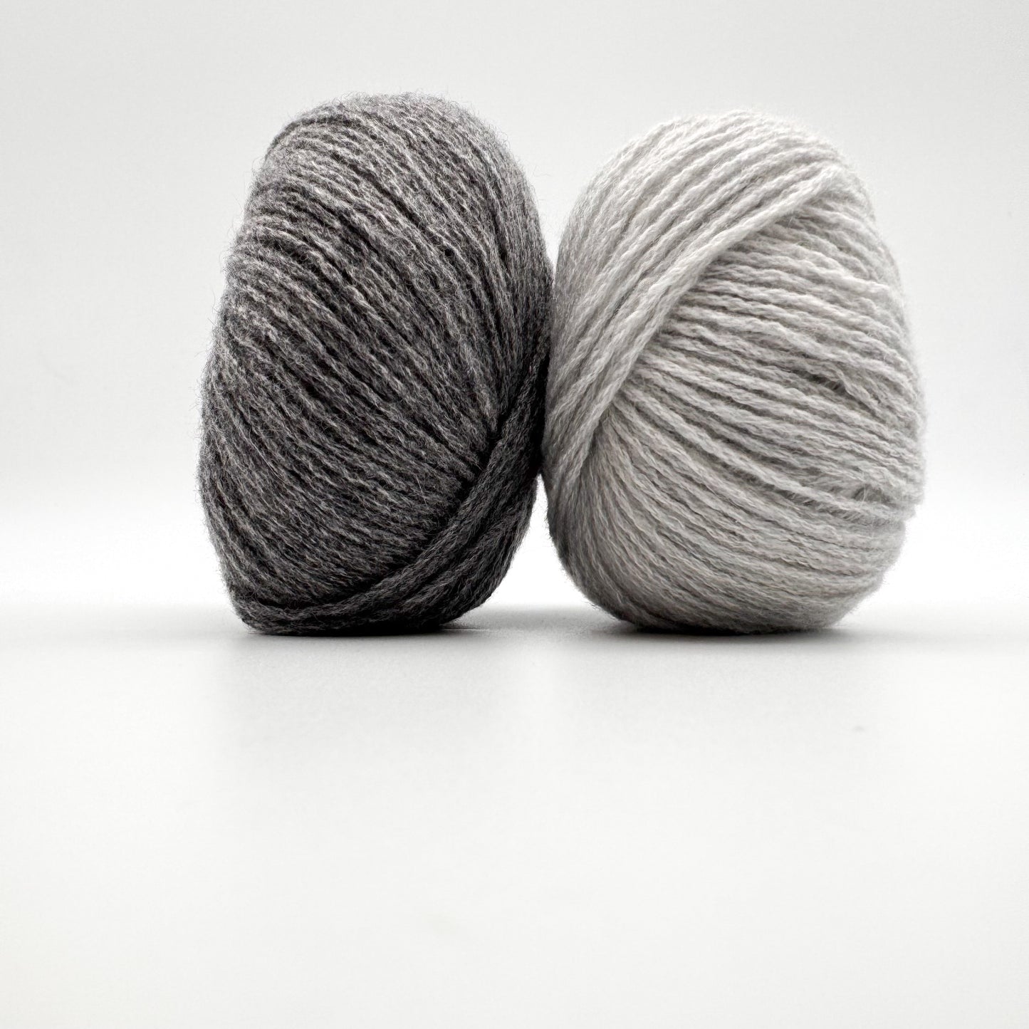Cashmere garn i farven Dove Grey – 100% Mongolian Cashmere, AKW Skala A fra A Knitters World