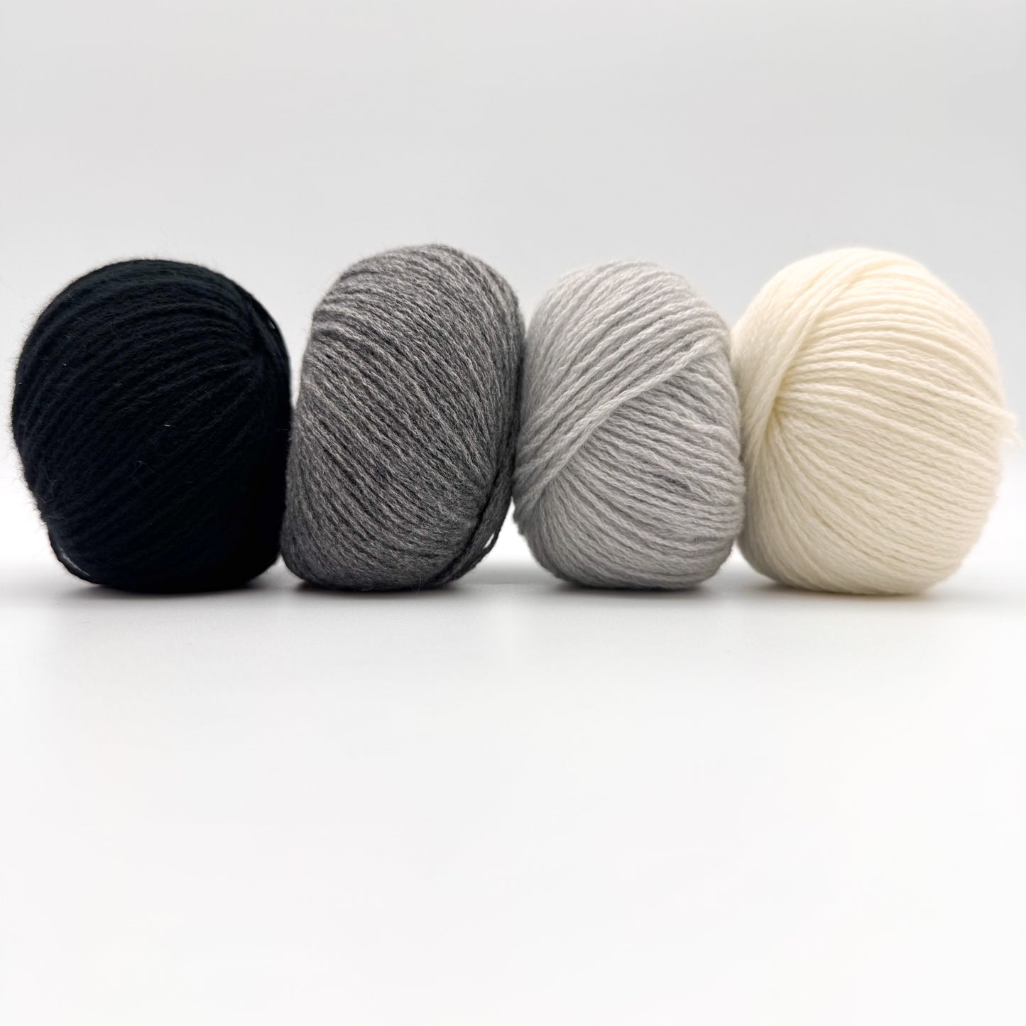 Cashmere garn i farven Dove Grey – 100% Mongolian Cashmere, AKW Skala A fra A Knitters World
