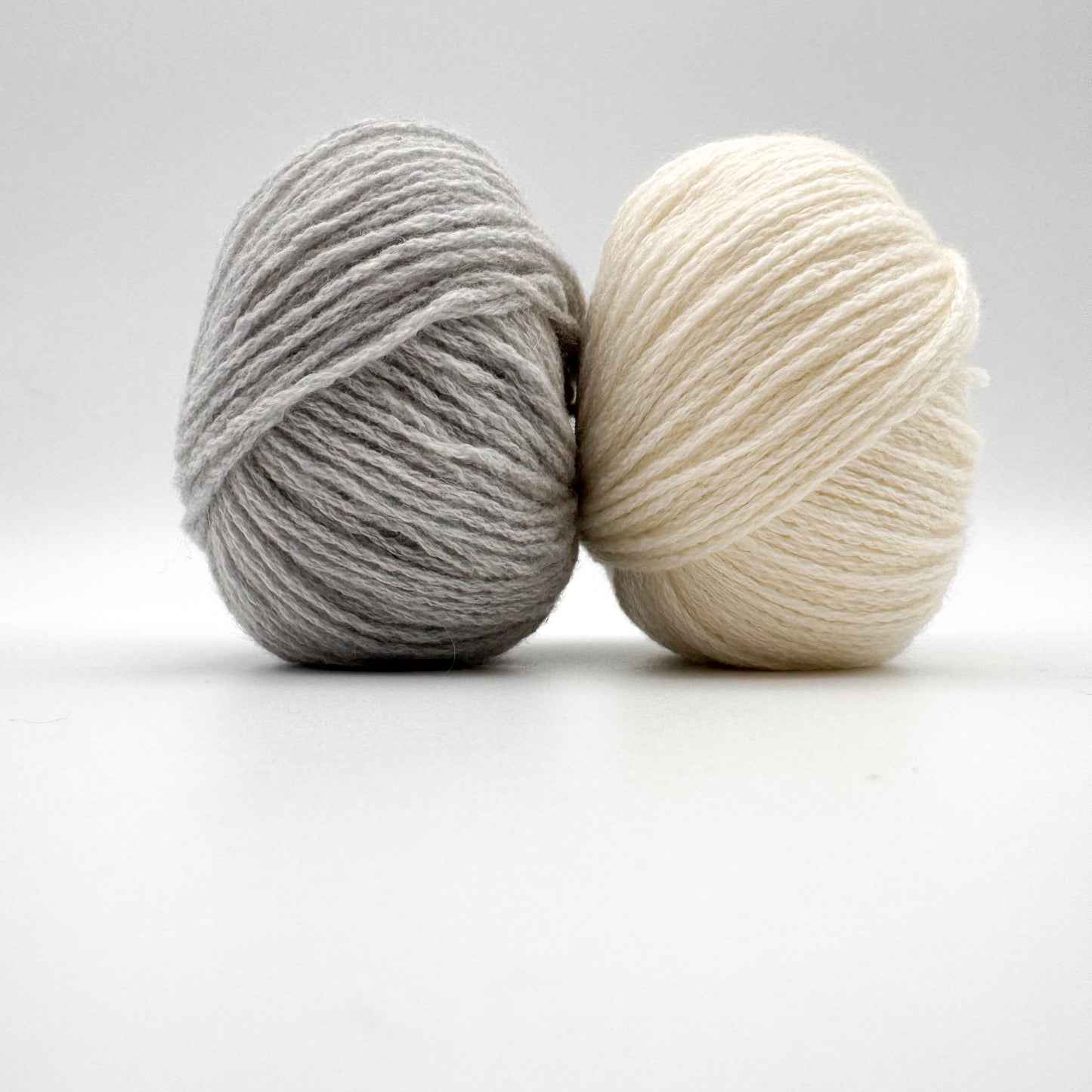 Cashmere garn i farven White – 100% Mongolian Cashmere, AKW Skala A fra A Knitters World