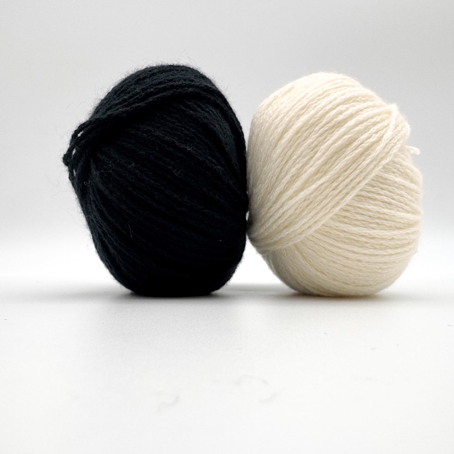 Cashmere garn i farven White – 100% Mongolian Cashmere, AKW Skala A fra A Knitters World