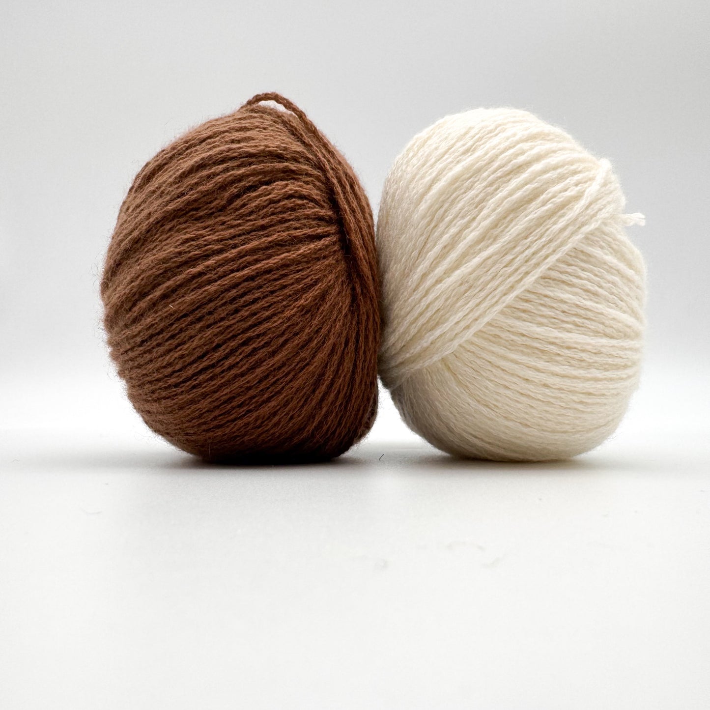 Cashmere garn i farven White – 100% Mongolian Cashmere, AKW Skala A fra A Knitters World