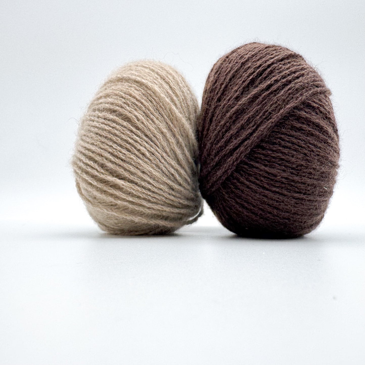 Cashmere garn i farven Chocolate – 100% Mongolian Cashmere, AKW Skala A fra A Knitters World