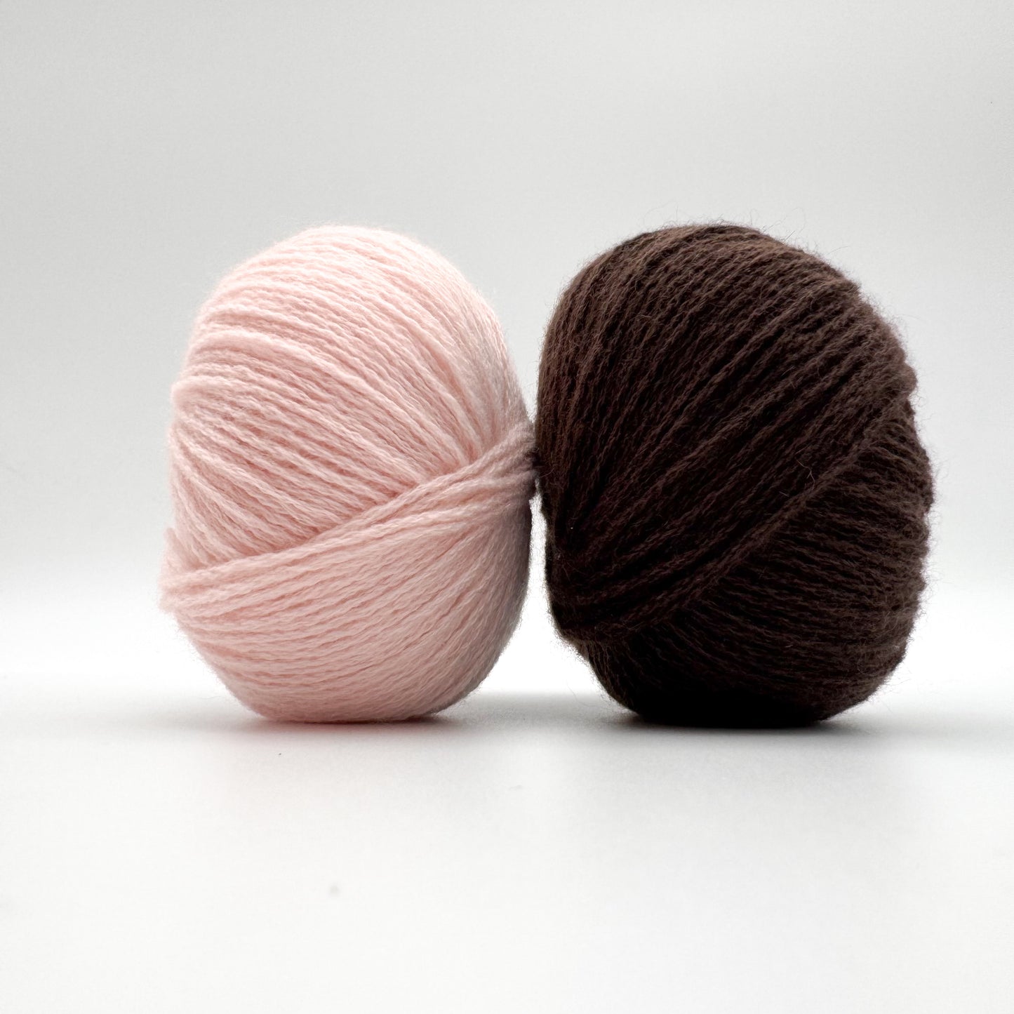 Cashmere garn i farven Chocolate – 100% Mongolian Cashmere, AKW Skala A fra A Knitters World