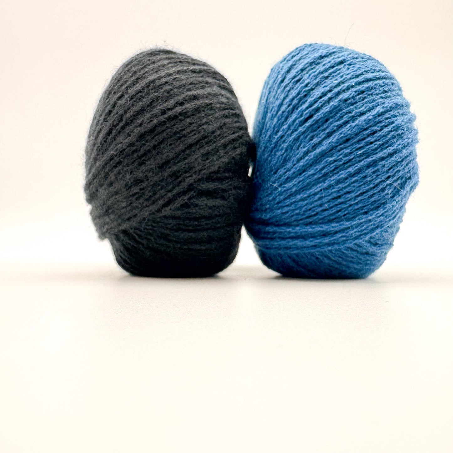 Cashmere garn i farven Teal – 100% Mongolian Cashmere, AKW Skala A fra A Knitters World