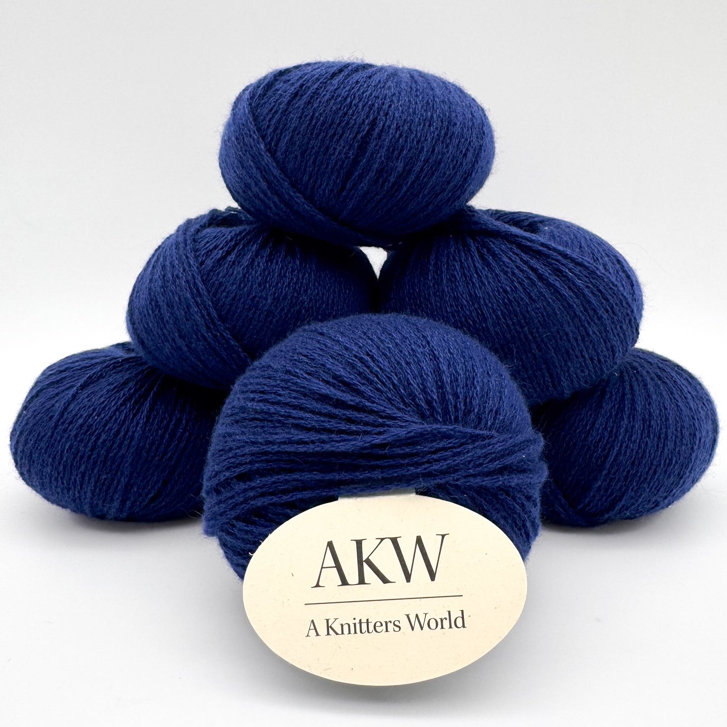 Cashmere garn i farven Navy Blue – 100% Mongolian Cashmere, AKW Skala A fra A Knitters World