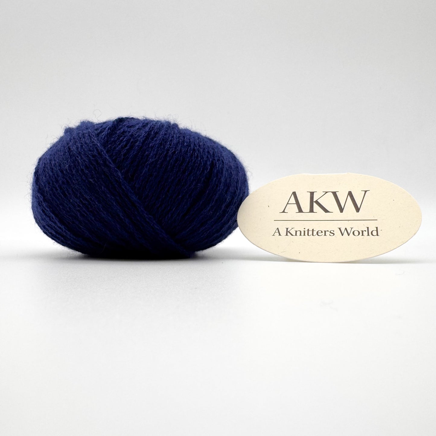 Cashmere garn i farven Navy Blue – 100% Mongolian Cashmere, AKW Skala A fra A Knitters World