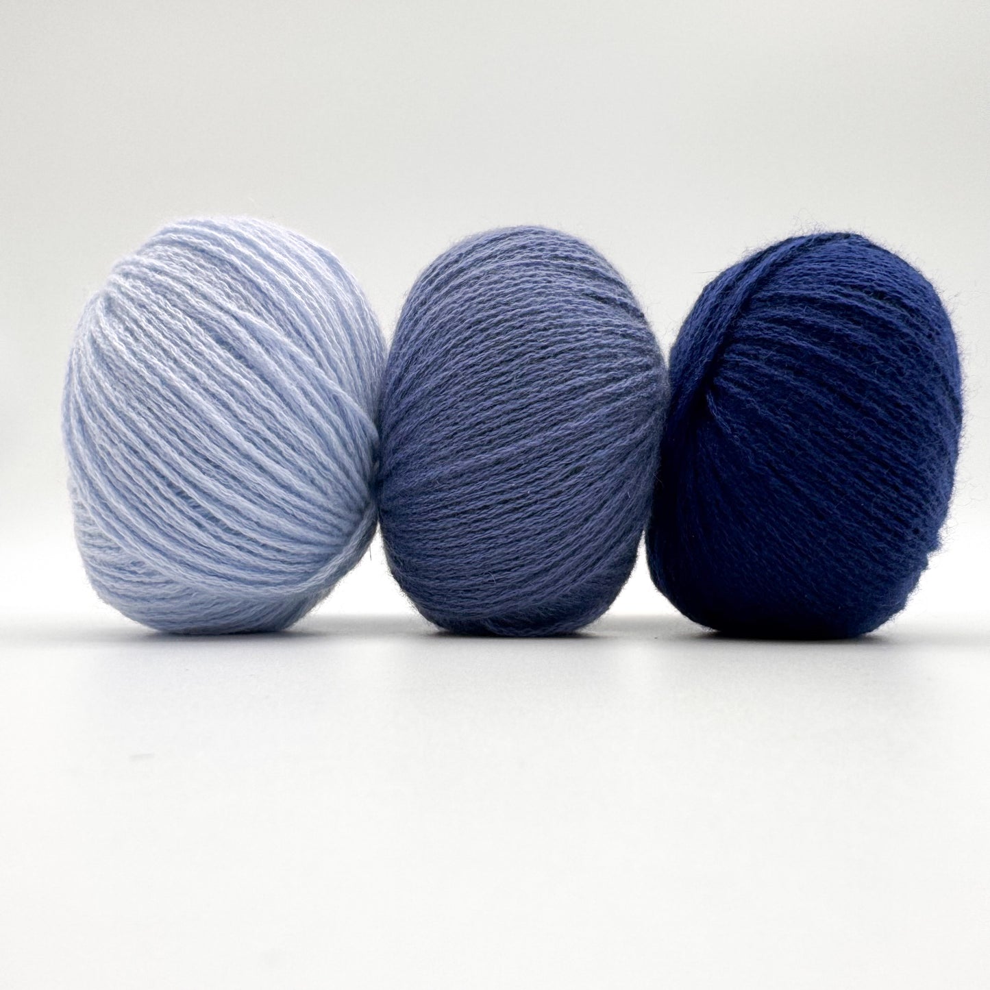 Cashmere garn i farven Navy Blue – 100% Mongolian Cashmere, AKW Skala A fra A Knitters World