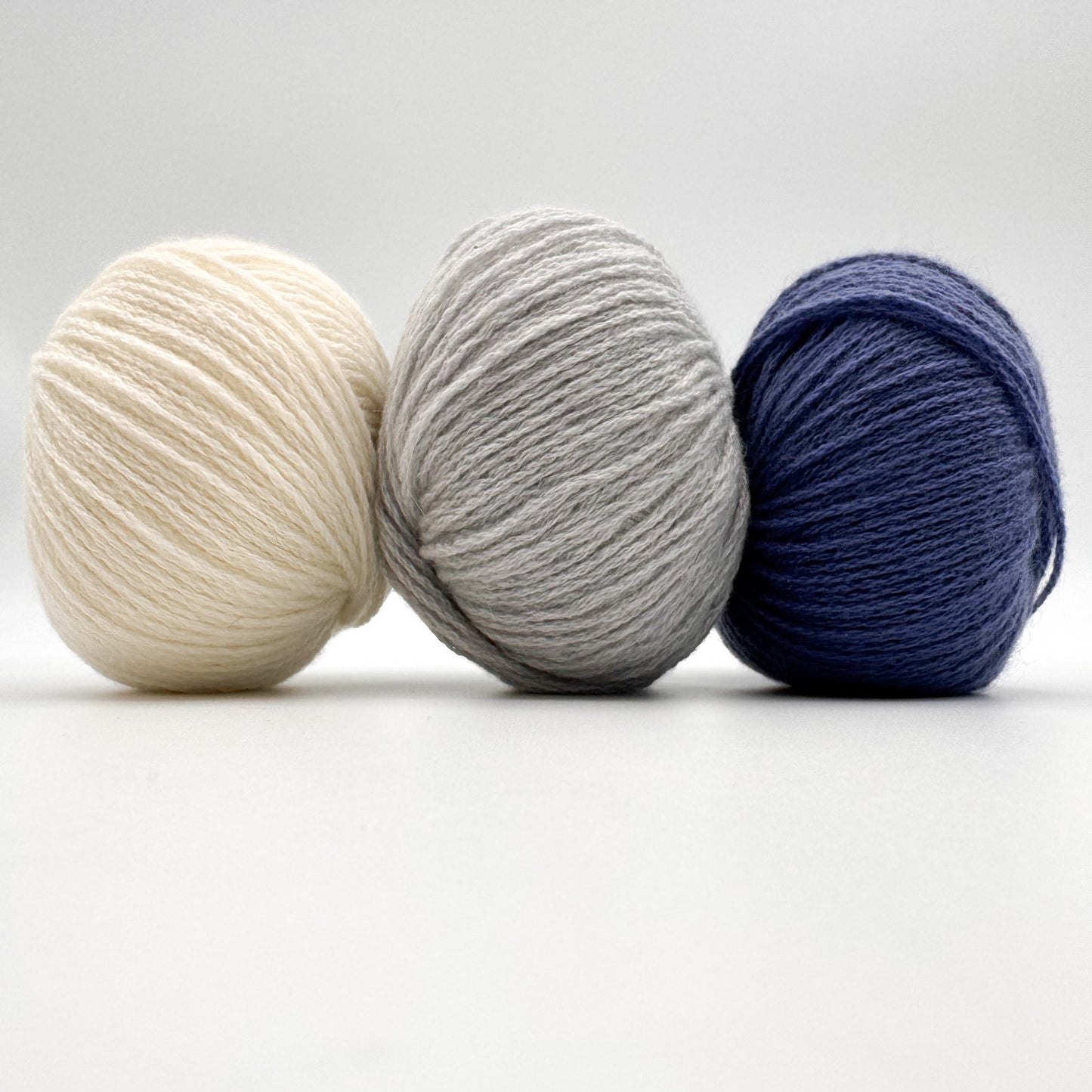 Cashmere garn i farven Jeans Blue – 100% Mongolian Cashmere, AKW Skala A fra A Knitters World